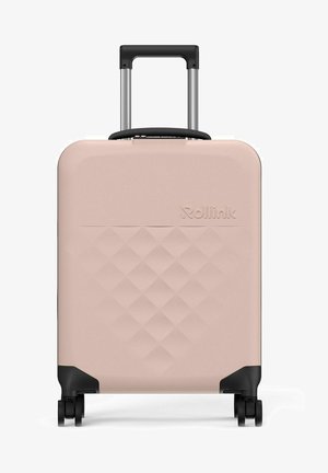 Valigia rigida rosa con un motivo a diamante, dettagli neri, manico retrattile e quattro ruote per la mobilità.