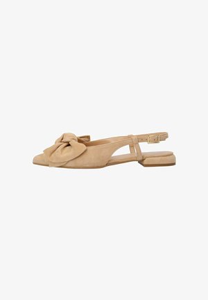 Beige Wildlederschuhe mit Slingback, großem Schleifen-Detail an der Zehe, offenen Seiten und einem niedrigen Blockabsatz. Verstellbarer Riemen mit metallischem Schnallendetail.