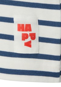 Weiße Stoff mit blauen horizontalen Streifen, versehen mit einem rechteckigen Etikett, auf dem das Wort "HAPPY" in fetten roten Buchstaben steht.