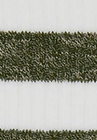 Striscia tessile con un motivo testurizzato in verde oliva scuro alternato a sezioni bianche lisce, disposta orizzontalmente.