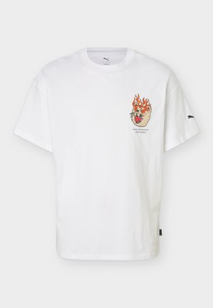 Hvid T-shirt med korte ærmer, der har et flammende, brølende kattehovedgrafik og lille tekst på venstre bryst. Puma-logo på venstre ærme.