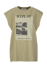 Olijfgroene oversized t-shirt met korte, verlaagde mouwen, met een centraal ontwerp van zwart-wit foto's en tekst eronder.