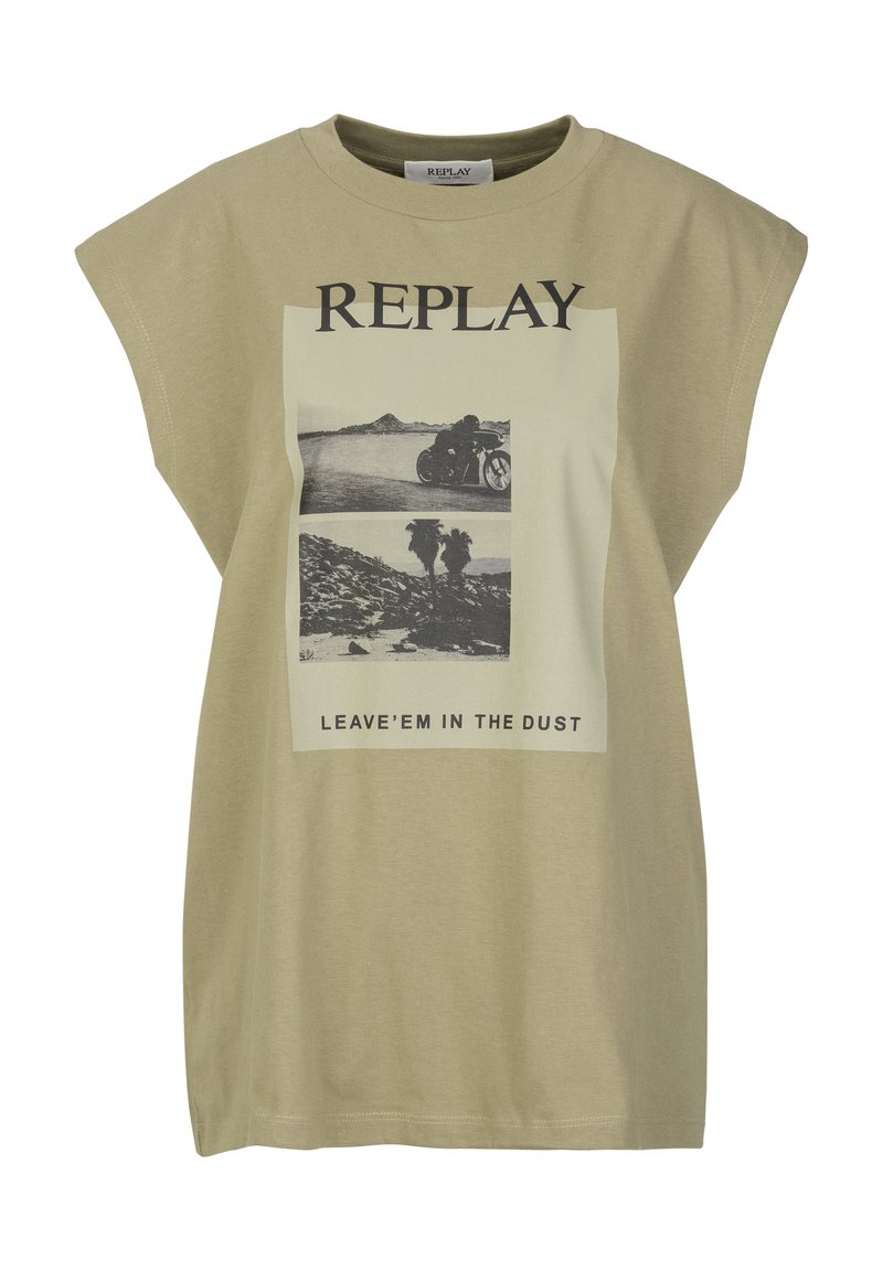 Olijfgroene oversized t-shirt met korte, verlaagde mouwen, met een centraal ontwerp van zwart-wit foto's en tekst eronder.