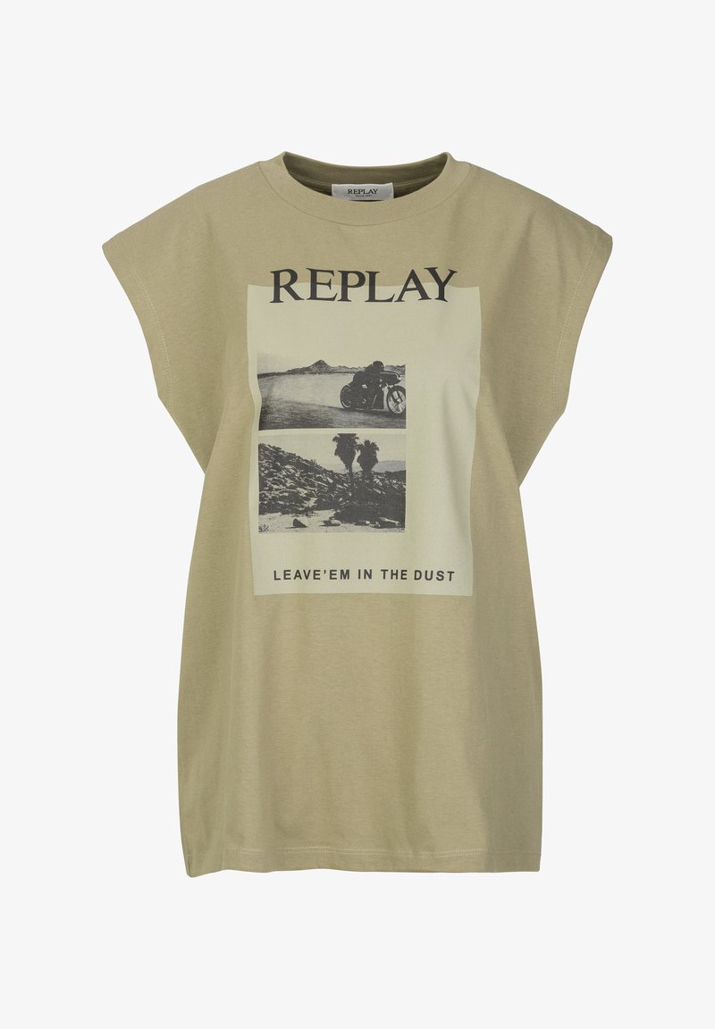 Olijfgroene oversized t-shirt met korte, verlaagde mouwen, met een centraal ontwerp van zwart-wit foto's en tekst eronder.