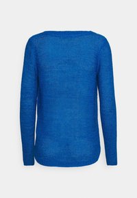 Blå stickad långärmad tröja med rundad halsringning visad bakifrån mot en enfärgad bakgrund.