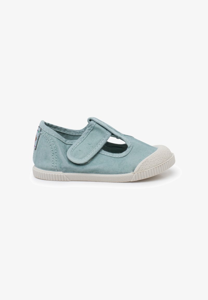 Chaussure pour tout-petit bleu clair avec bride en velcro, côté ouvert, embout en caoutchouc blanc et semelle, vue latérale sur fond blanc.