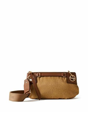 Borsa a tracolla marrone in tessuto e pelle con trama, con tracolla regolabile e ferrature color oro su sfondo bianco.
