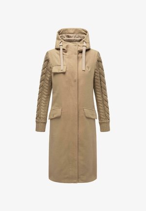 Cappotto lungo beige con cappuccio, dotato di maniche a trecce in maglia, due tasche anteriori e chiusura a bottoni sul davanti.