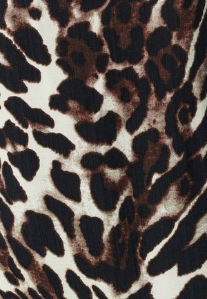 Leopardprintstof med en cremet baggrund og mørkebrune pletter, der har en blød, tekstureret overflade og et bølget mønster.