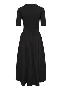 Schwarzes Kleid mit einem taillierten, gerippten Oberteil und kurzen Ärmeln, das in einen fließenden, plissierten Rock übergeht, mit einem schlichten Design und ohne sichtbare Akzente.