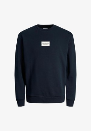 Tmavomodrá mikina s okrúhlym výstrihom a dlhými rukávmi, s rebrovanými manžetami a spodným lemom, s malou bielou nášivkou s logom Jack & Jones uprostred na hrudi.