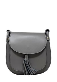 Borsa a tracolla in pelle grigia con patta arrotondata e nappina decorativa sul davanti, cuciture semplici e rivetti metallici sugli attacchi della tracolla.