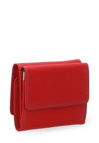 Rød læderpung med en glat overflade, en fold-over klap, kontrasterende blå søm og flere rum til organisering.