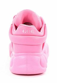 Różowe, masywne sneakersy o gładkim wykończeniu, wyściełanym kołnierzu i zaokrąglonym kształcie. Zawierają subtelny detal logo na pięcie oraz teksturowaną podeszwę.