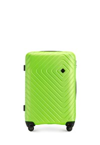 Maleta dura verde con patrones de líneas diagonales, cuenta con cuatro ruedas, acentos negros y un logo en forma de diamante. Cierre con cremallera.