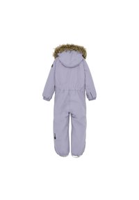 Lila vinteroverall med isolering, faux fur-trimmade huva, elastiska manschetter och reflektorer. Slät tygtextur med dragkedja.