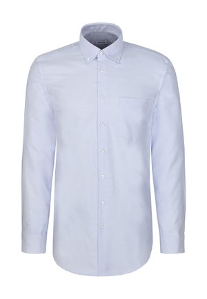 Hellblaues Langarmhemd mit Knopfleiste, einem Button-Down-Kragen und einer Brusttasche, dargestellt auf weißem Hintergrund.