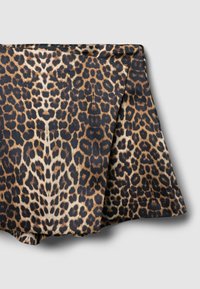 Shorts en tissu imprimé léopard présentant une texture lisse, des tons noirs et marron, avec un ourlet oblique et une taille structurée.