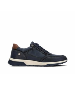 Zapatilla deportiva casual azul oscuro con suela blanca, cremallera lateral, cordones delanteros y detalle marrón en el talón.