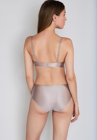 Helles grau geripptes Dessous-Set mit einem eleganten Rücken, verstellbaren Trägern und einem Haken-Ösen-Verschluss am BH, kombiniert mit hoch taillierten Slips.