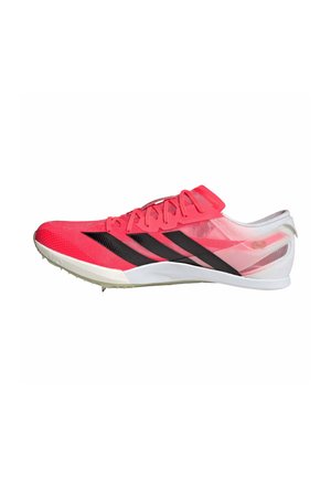 Scarpa da corsa leggera rossa e bianca con strisce nere, lacci e suola con chiodi metallici per uso in pista.