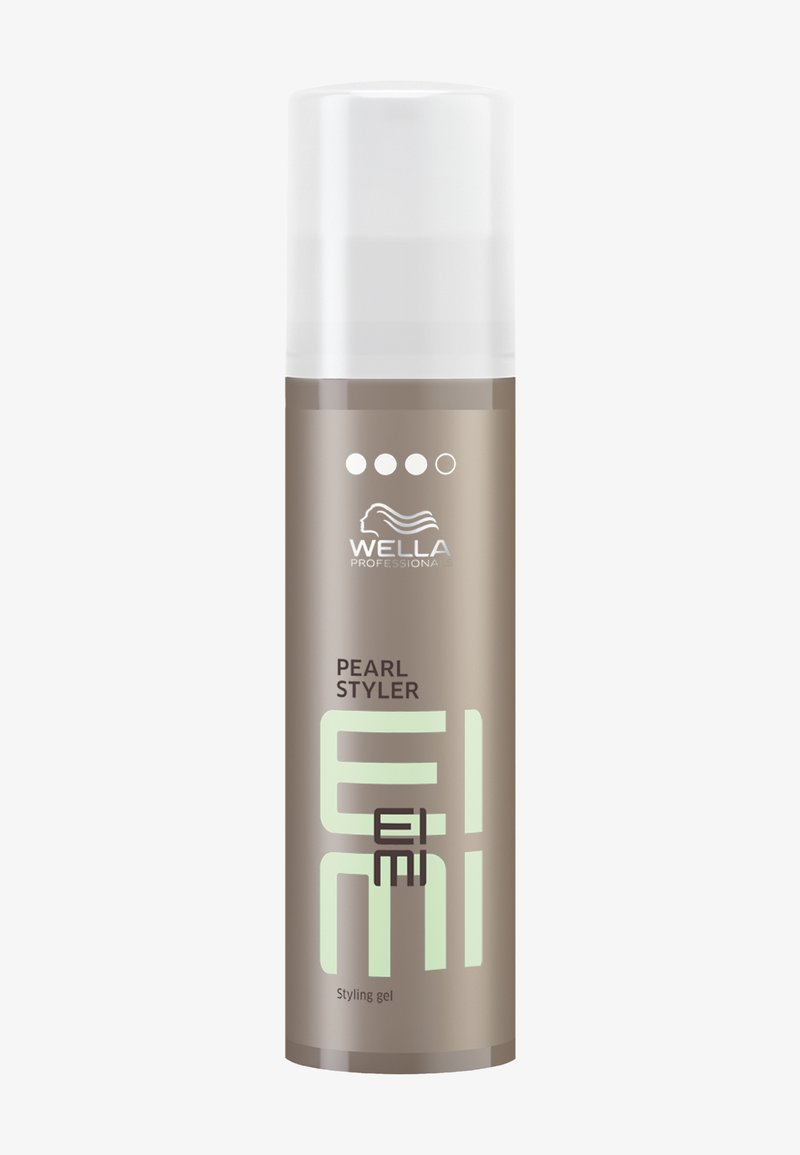Gel coiffant Wella Professionals EIMI Pearl Styler dans un flacon taupe avec un texte blanc et vert clair et un capuchon en plastique transparent.
