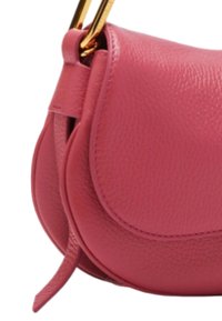 Borsa a spalla strutturata in pelle rosa con forma arrotondata, texture liscia e tracolla in metallo dorato. Presenta un flap pieghevole e dettaglio di ponte laterale.