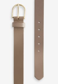 Ceinture en cuir marron avec une boucle en D en métal doré. Comprend cinq trous de réglage et une finition lisse avec des détails de couture minimaux.