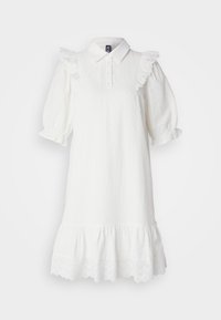 Vit klänning med krage, korta puffärmar och volangdetaljer. Har texturerad tyg och scalloped spetskant. Knappstängning.