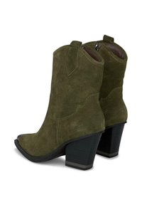 Botas de vaquero de ante verde con punta afilada, costuras detalladas y un tacón negro grueso. Cierre con cremallera en la parte trasera.