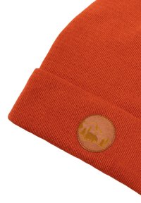 Pomarańczowa dzianinowa czapka z zagiętym brzegiem, z okrągłą brązową skórzaną łatą wytłoczoną w kształcie sylwetki drzew i niedźwiedzia.