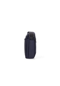 Borsa a tracolla blu navy realizzata in tessuto resistente, con silhouette piatta, tasca laterale e tracolla regolabile con dettaglio in metallo.