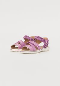 Rosa sandaler med två kardborreband, öppen tådesign och djurtryck. Texturerad yta och vadderade sulor ger komfort.