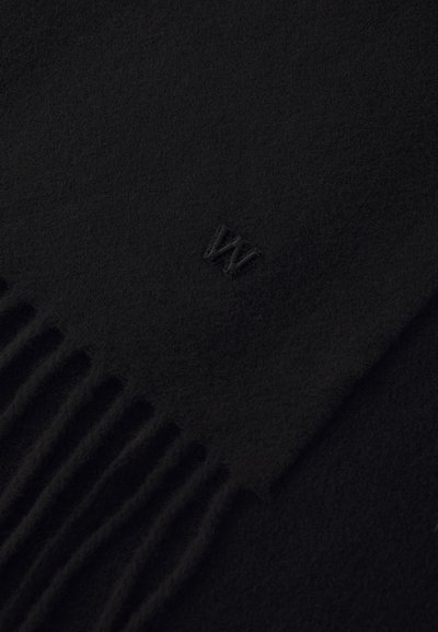 Écharpe en laine noire avec une texture douce, garnie de bords frangés et d'un logo "W" brodé.