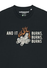 Zwarte katoenen T-shirt met een grafisch ontwerp van houtblokken en vlammen. De tekst luidt: "EN HET BRANDT, BRANDT, BRANDT," in witte en oranje kleuren.
