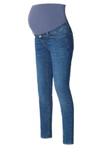 Pantalones vaqueros de maternidad en denim azul medio, con una cinturilla azul elástica. El diseño incluye un ajuste slim y un estilismo clásico de cinco bolsillos.
