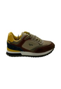 Sneaker multicolore con tomaia in rete beige, dettagli in suede marrone, tallone giallo e suola in gomma nera con un motivo a righe.