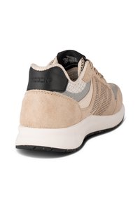 Baskets en suède beige avec un talon noir, des accents gris et des sections en maille ; dotées de surfaces texturées et d'une semelle rembourrée pour un confort optimal.