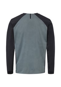 Chemise de sport à manches longues vue de dos, avec un corps gris et des manches noires, présentant un motif camouflage subtil sur le tissu gris.