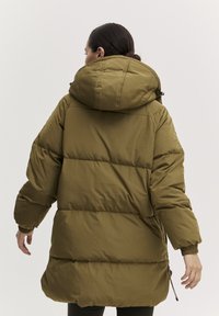 Dikke olijfgroene parka met een grote capuchon, elastische manchetten, zijritsen en horizontale stiksels voor een extra textuur.