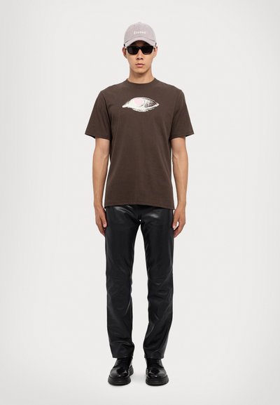 WOOD WOOD BOBBY EYE HEART  - Print T-shirt - mahogany