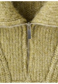 Pulover tricotat de culoare verde-oliv, cu guler înalt și fermoar argintiu. Materialul texturat prezintă dungi verticale distincte și o finisare moale, pufoasă.