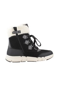Botín de invierno negro con forro de piel blanca, cremallera lateral, parte superior con cordones y suela blanca gruesa y segmentada, diseñado para uso al aire libre.