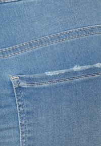 JDY Petite JDYNEWNIKKI LIFE BUTTON - Calças de ganga de corte skinny - light blue denim
