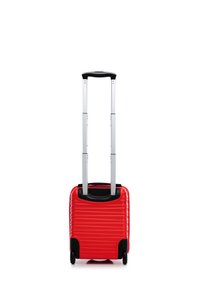 Rode harde koffer met horizontale ribbels, zwarte accenten en een uittrekbare zilveren handgreep. Beschikt over vier wielen voor mobiliteit.