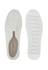Weiße Slipper aus atmungsaktivem Material, mit einer strukturierten Oberfläche und einer robusten weißen Gummisohle mit einem gemusterten Profil.