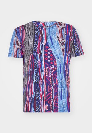 Kortærmet t-shirt med rund hals og et multifarvet abstrakt mønster i røde, blå, sorte og grå nuancer, der minder om bølger og geometriske former.