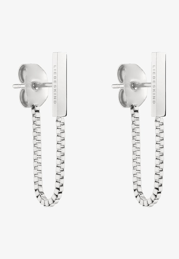 Silberne Ohrstecker in Form eines Herzens mit rechteckigem Bar und eingraviertem Branding, die eine glänzende, glatte Oberfläche aufweisen.