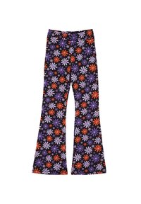 Pantalons évasés en tissu doux, avec un fond noir orné de motifs floraux multicolores dans des teintes de violet, orange et blanc.