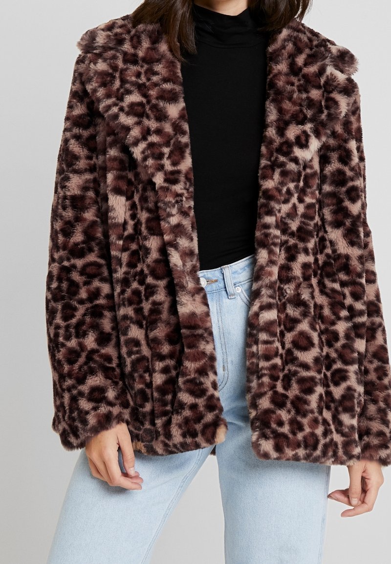 Veste en fausse fourrure à imprimé léopard marron avec un col châle et un devant ouvert, présentant une texture douce et des manches longues.